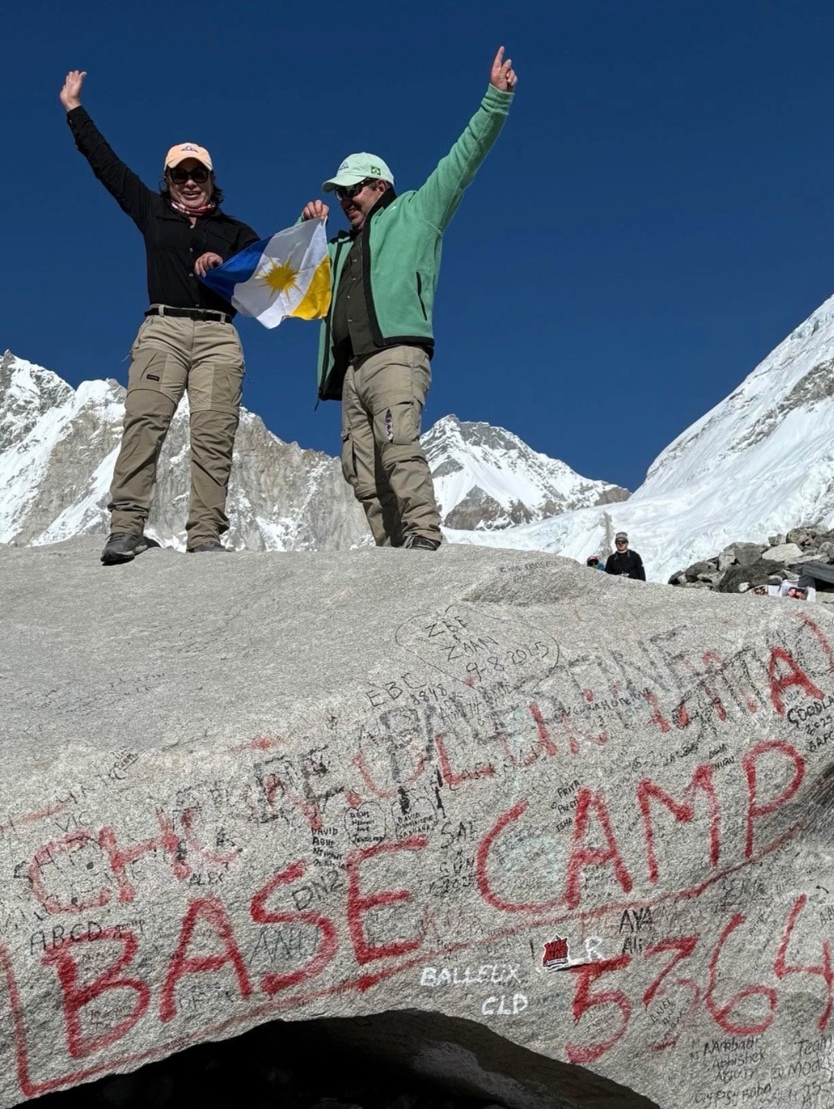 Alunos celebrando a chegada ao acampamento base do Everest